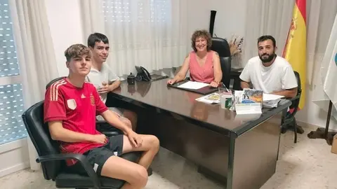 Encuentro entre j&oacute;venes y alcaldesa de Ri&oacute;s