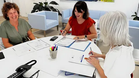 A conselleira de Econom&iacute;a e Industria, Mar&iacute;a Jes&uacute;s Lorenzana, durante a reuni&oacute;n coa alcaldesa do concello de Ri&oacute;s, Eva Barrio.