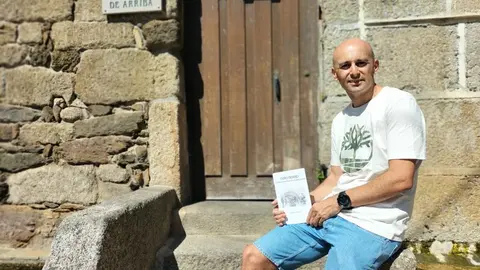 Mikel Di&eacute;guez, con su libro 'Ouro Negro'.