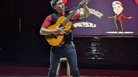 Mr Brandan, c&oacute;mico gallego, durante una de sus actuaciones.