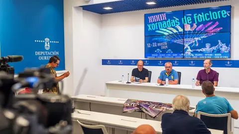 El vicepresidente segundo de la Diputaci&oacute;n, C&eacute;sar Fern&aacute;ndez y el director general de Cultura de la Xunta de Galicia, Anxo Lorenzo, presentan las XXXIX Xornadas de Folclore. Tambi&eacute;n participa Xulio S&aacute;nchez Senra (Organizador de las Jornadas).