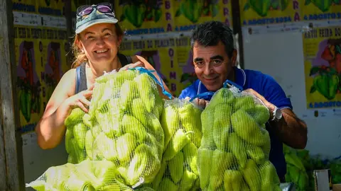 Entre la tradicional foto de los pol&iacute;ticos deglutiendo pimientos y los productores... Pues hemos preferido a Eva y Jos&eacute;. | FOTO: Noelia Caseiro.