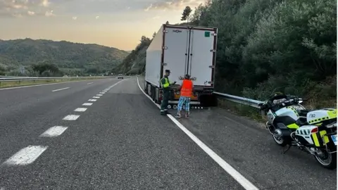 IMAGEN | Guardia Civil de Tr&aacute;fico de Ver&iacute;n en el momento de auxiliar al conductor.