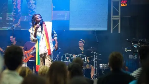 El cantante senegal&eacute;s Baba Sall durante una de su actuaciones.