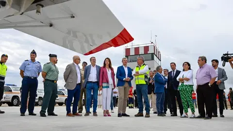 Inauguraci&oacute;n da nova 𝗯𝗮𝘀𝗲 Alfonso Rueda y resto de autoridades durante la inauguraci&oacute;n de la base a&eacute;rea transfronteriza Ver&iacute;n-O&iacute;mbra. | FOTO: Noelia Caseiro.