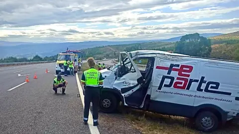 Guardia Civil de Tr&aacute;fico de Ver&iacute;n durante accidente en A-52 a la altura de Fumaces.