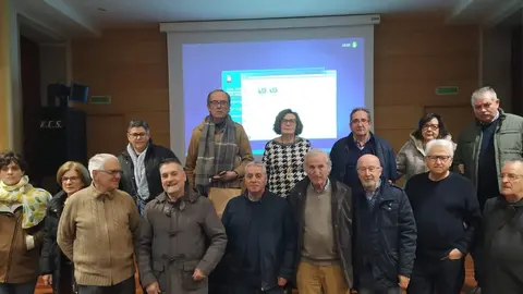 Pl&aacute;cido Romero, detr&aacute;s, segundo por la izquierda con bufanda, con algunos de los que colaboraron en la elaboraci&oacute;n del documental de Pato.