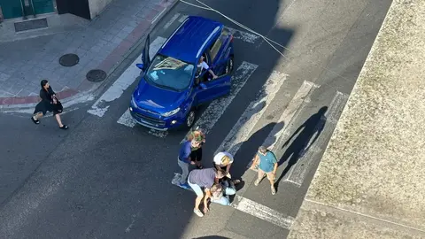 Varios viandantes acudieron al auxilio de la mujer hasta que lleg&oacute; la ambulancia.