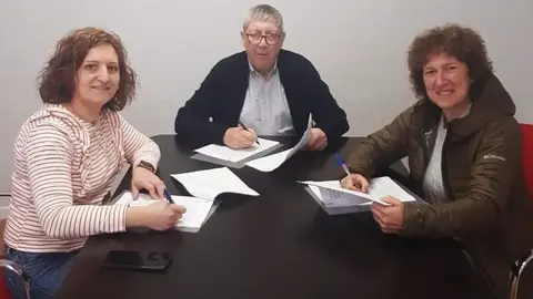 Alcaldesas de Vilardev&oacute;s, Ri&oacute;s y alcalde de Castrelo do Val durante el proceso de solicitud del Obradoiro `Rodeira da Cota'