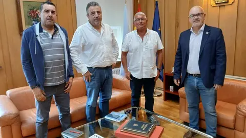 Imagen del Subdelegado del Gobierno en Ourense, Eladio
Santos, con Jos&eacute; Ram&oacute;n Gonz&aacute;lez, F&eacute;lix Porto e Carlos
Basalo, responsables de Uni&oacute;ns Agrarias.