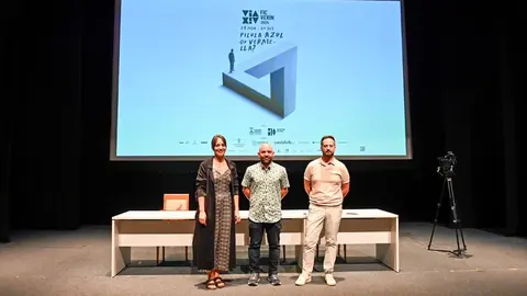 Samanta Barreira, concelleira de
Cultura; Marcos V&aacute;zquez, director de Cultura y Deporte
de la Deputaci&oacute;n de Ourense; 
y Carlos Montero, director del FIC V&iacute;a XIV.