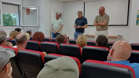 Reuni&oacute;n entre la Xunta y los ganaderos en el Concello de Ri&oacute;s.