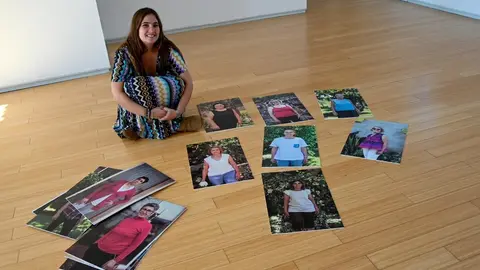 Sabela Souto preparando su exposici&oacute;n fotogr&aacute;fica en el Auditorio de Ver&iacute;n | FOTO: Noelia Caseiro.