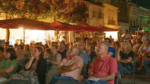 Na praza Garc&iacute;a Barb&oacute;n de Ver&iacute;n  presentouse a programaci&oacute;n completa deste FIC 2024.