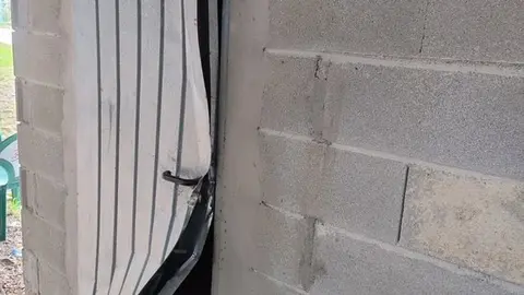 Puerta destrozada en la Piscina Municipal de Vilardev&oacute;s