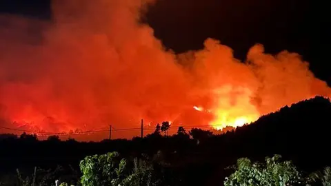 El fuego se declar&oacute; en los montes que comunican O Rosal con la vecina localidad de O&iacute;mbra.