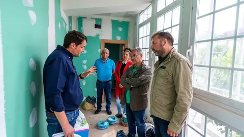 El presidente de la Deputaci&oacute;n de Ourense, Luis Menor, en el centro, con el alcalde de Cualedro, Luciano Rivero.