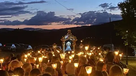 El Rosario de las Antorchas de este s&aacute;bado en Os Remedios, una de las procesiones m&aacute;s vistosas. | FOTO: Cedida.