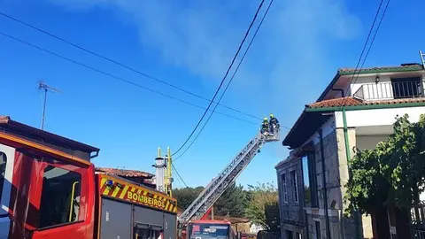 Actuaci&oacute;n de los bomberos en vivienda en llamas en Vilardev&oacute;s