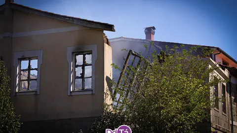 Estado de la vivienda hist&oacute;rica de Vilardev&oacute;s tras incendiarse | FOTO: Anabel Alonso.
