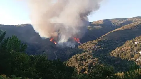 El incendio de Trez, en Laza, poco despu&eacute;s de originarse.