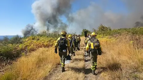La BRIF de Laza, a su llegada de nuevo al fuego de Pentes, en A Gudi&ntilde;a. | FOTO: Brif Laza.