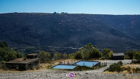 Montes de la localidad de Pentes, en septiembre del pasado a&ntilde;o, tras un incendio. | FOTO: Noelia Caseiro.
