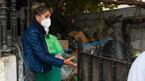 Rosario Rodr&iacute;guez, a primera hora de esta ma&ntilde;ana, con una trabajadora municipal. | FOTO: Noelia Caseiro.