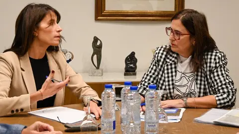 20240924 A conselleira de Vivenda e Planificaci&oacute;n de Infraestruturas, Mar&iacute;a Mart&iacute;nez Allegue, xunto a Ana Villarino, alcaldesa de O&iacute;mbra_ reuni&oacute;n vivendas sociais sostibles
