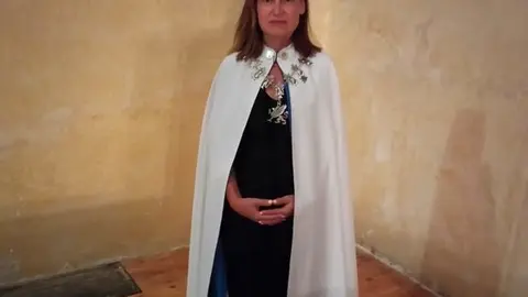 Raquel Jim&eacute;nez, la autora del libro, cuando fue nombrada dama de la Orden de Caballer&iacute;a de la Jarra y el Grifo.