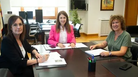 20241001 Reuni&oacute;n Eva Barrio, alcaldesa de Ri&oacute;s, coa conselleira de Medio Rural, Mar&iacute;a Jos&eacute; G&oacute;mez Rodr&iacute;guez, e a directora xeral de AGADER, M&ordf; Paz Rodr&iacute;guez Rivera