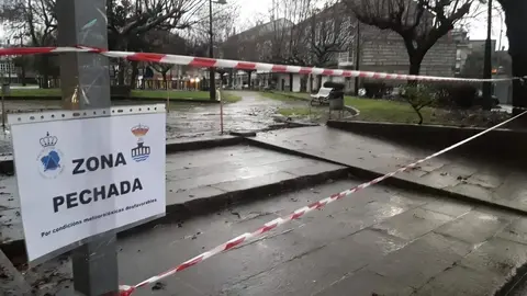 Imagen de la &uacute;ltima vez que se precintaron parques, en la alerta naranja decretada antes de la pandemia tambi&eacute;n por temporal.