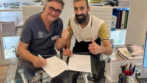 202410 Dentalnova Futsal, Antonio Justo y Afonso Delgado "Apo", presidente del club, firmando el acuerdo de patrocinio