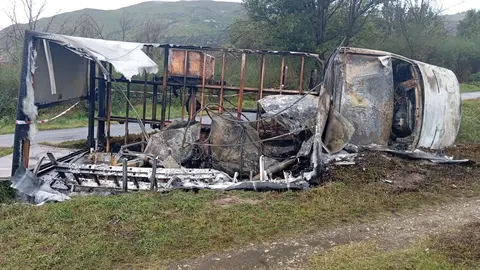 20241009 Cami&oacute;n chatarra encontrado en llamas, carretera San Cibrao-O&Iacute;mbra (1)