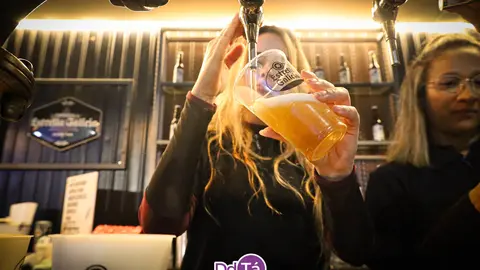 Los asistentes pod&iacute;an disfrutar de m&aacute;s de 20 variedades de cerveza. | FOTO: Anabel G. Sim&oacute;n.