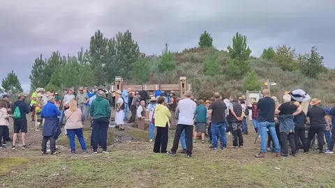 Tres o cuatro trabajando y ciento, mirando... Cada a&ntilde;o sube la expectaci&oacute;n por tan tradicional recreaci&oacute;n. | FOTO: Xos&eacute; Lois Colmenero.