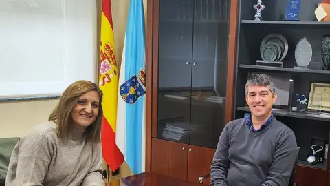 Eva P&eacute;rez Gamote, alcaldesa de Vilardev&oacute;s, con el director de Aguas de Galicia, Roi Fern&aacute;ndez.