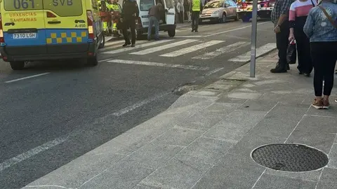 Bomberos del parque de Ver&iacute;n intentan movilizar uno de los veh&iacute;culos implicados para restablecer el tr&aacute;fico. | FOTO: Cedida.