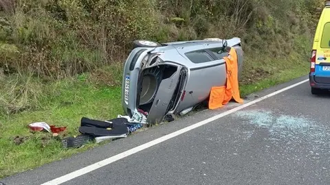 El veh&iacute;culo accidentado en el t&eacute;rmino municipal de Viana do Bolo.