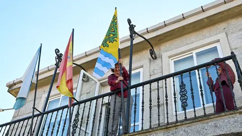 Eva Barrio, alcaldesa do Ri&oacute;s, presentaba o pasado mes de novembro a bandeira do Concello. | FOTO: Noelia Caseiro.