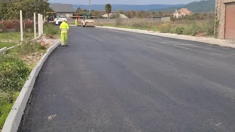 Primeros metros pavimentados del acceso al pol&iacute;gono desde la rotonda de Queiz&aacute;s. | FOTO: Xos&eacute; Lois Colmenero.