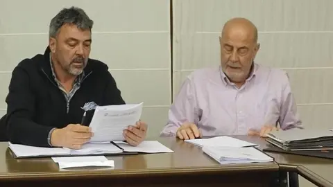 Rafael P&eacute;rez, &aacute; esquerda, alcalde da Mezquita, co seu secretario, Francisco Garc&iacute;a. | FOTO: Xos&eacute; Lois Colmenero.