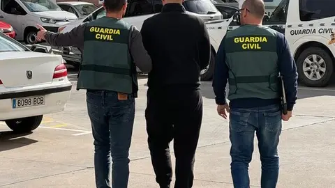 Los agentes de la Guardia Civil de Ver&iacute;n, trasladando al detenido a dependencias policiales.
