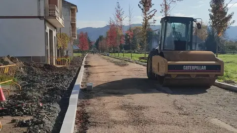 Una apisonadora en la calle que conecta Espido con Fontenova, y que pronto ser&aacute; pavimentada. | FOTO: Xos&eacute; Lois Colmenero.