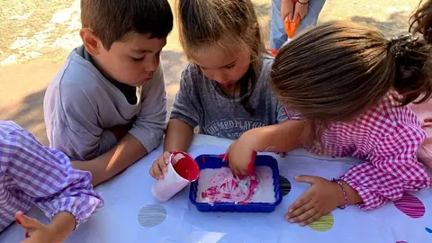 Tres ni&ntilde;os en una de las actividades de la ludoteca de verano del Concello de Ver&iacute;n. | FOTO: Carlos Montero.