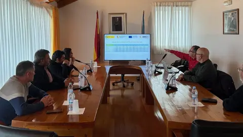 Eladio Santos, subdelegado, segundo por la derecha, presidi&oacute; la reuni&oacute;n celebrada en el Concello de A Gudi&ntilde;a.