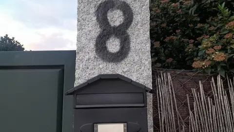 El n&uacute;mero 8 que hall&oacute; la propietaria de esta vivienda en Pazos, este mi&eacute;rcoles por la ma&ntilde;ana.