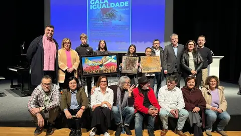 Organizadores, autoridades, artistas invitados y varios alumnos del CMUS, con obras de Barreira y Rivada, antes de dar inicio la V Gala da Igualdade. | FOTO: Carlos Montero.