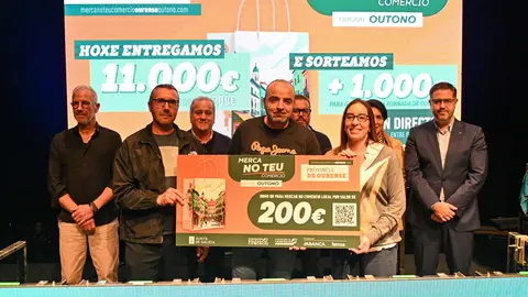 Un dos ga&ntilde;adores dos vales de 200 euros. | FOTO: Noelia Caseiro.