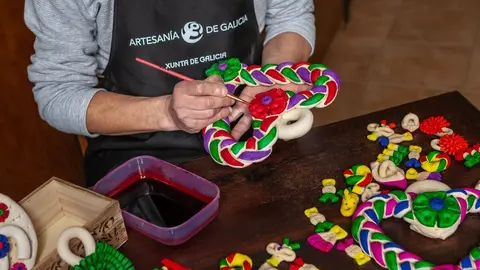 Elaboraci&oacute;n de sanandresi&ntilde;os, con el artesano Jorge Bell&oacute;n.